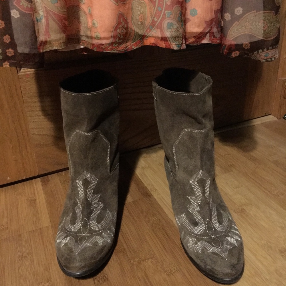 Suede western ankle boot with low kitten heel